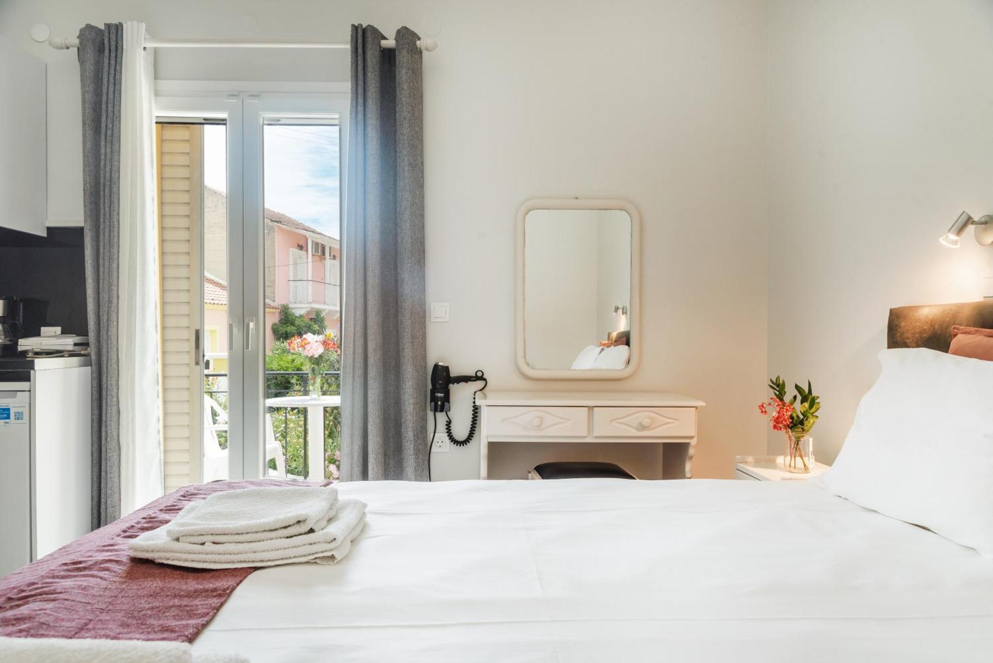 Kates Apartments Kávos Екстериор снимка