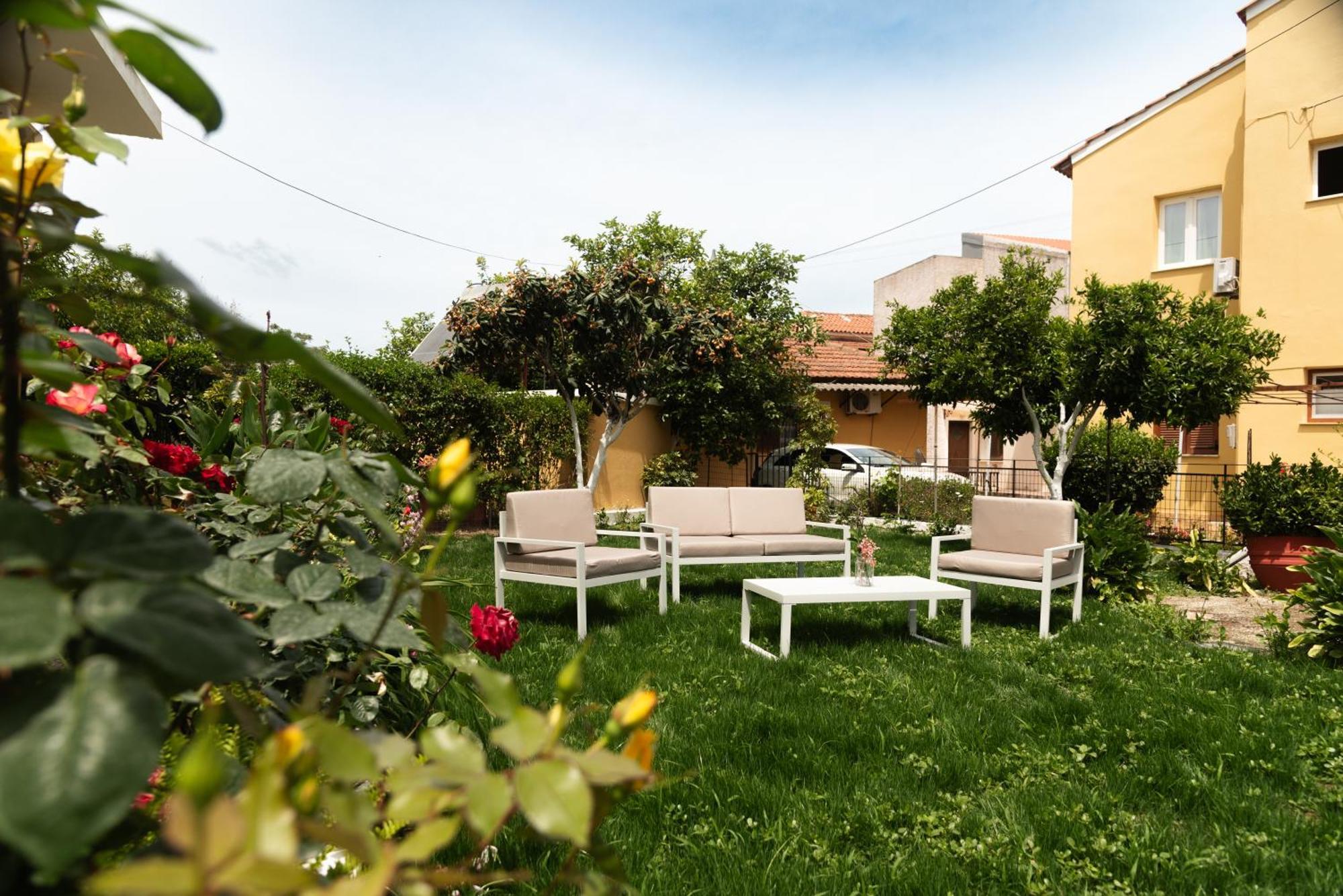 Kates Apartments Kávos Екстериор снимка